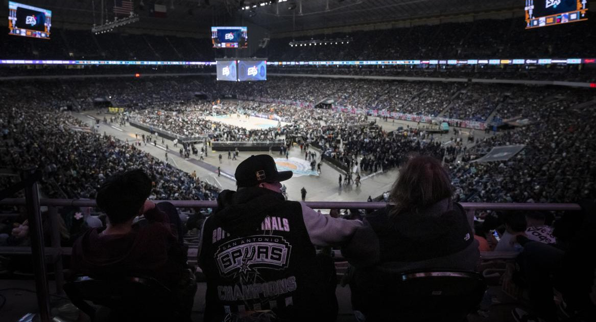 Récord de público en la NBA en el partido entre Golden Sate Warriors y San Antonio Spurs. Foto: EFE.