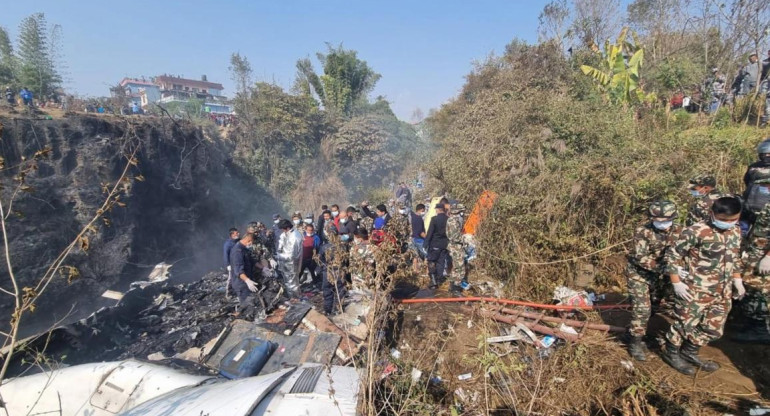 Un avión se estrelló en Nepal. FOTO: EFE