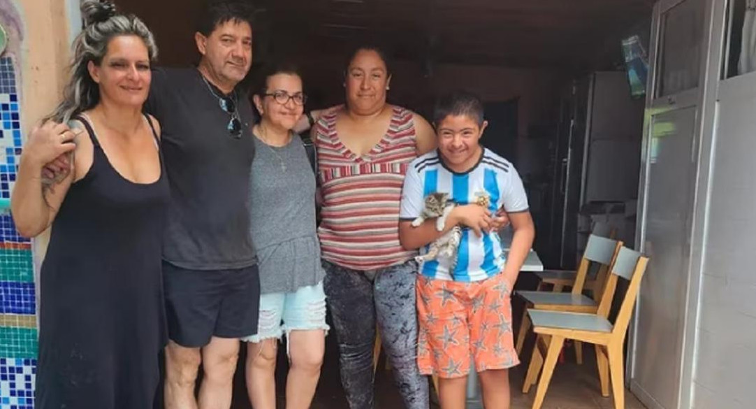 Los padres de Fernando Báez Sosa repartieron donaciones. Foto: El Maracaná