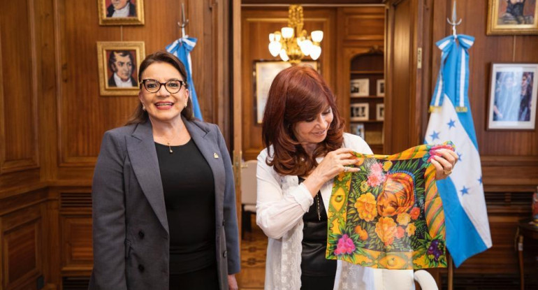 Cristina Kirchner recibió a la presidenta de Honduras en el Senado