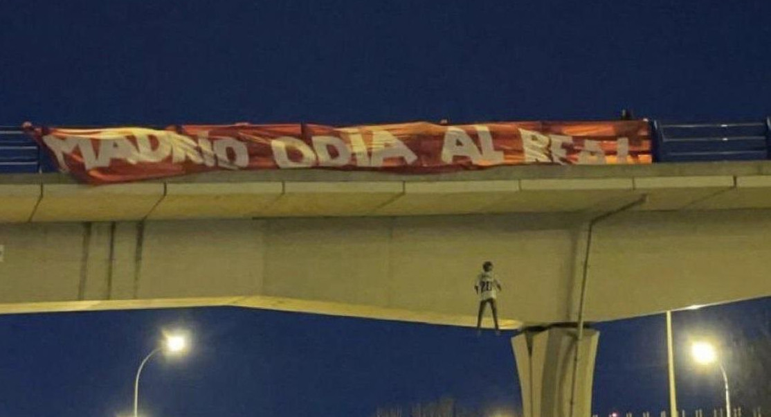 Muñeco de Vinicius colgado de un puente en la previa al duelo entre Real Madrid y Atlético de Madrid.