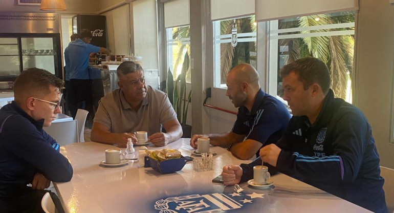 La reunión de "Chiqui" Tapia con Javier Mascherano. Foto: Twitter @tapiachiqui.