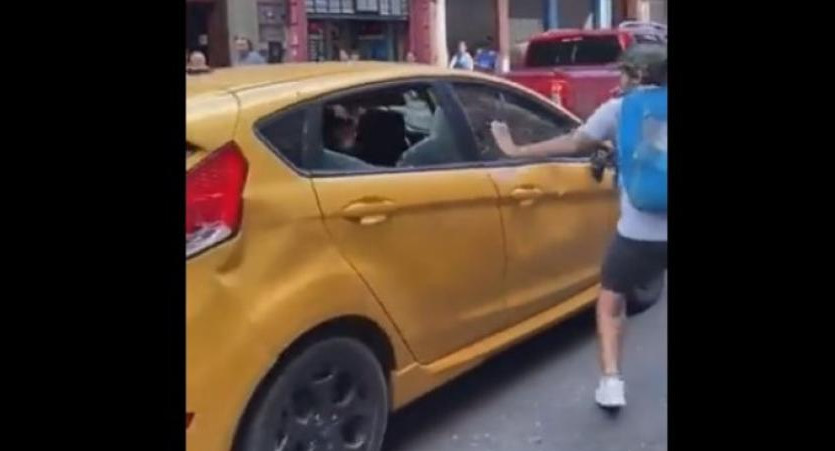 Automovilisto atropelló a manifestantes en Rosario y le rompieron el auto. Foto: NA.