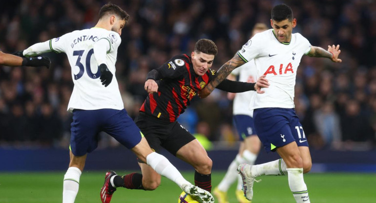 Cristian Romero y Julián Álvarez; Tottenham-Manchester City. Foto: Reuters.