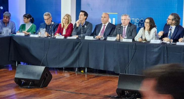 Alberto Fernández y representantes del Frente de Todos. Foto: NA