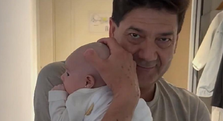 Silvino Baéz con la bebé de Burlando. Foto: captura.