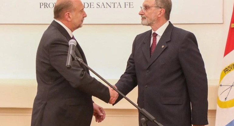 Rubén Rimoldi junto a Omar Perotti el día de su juramento como ministro de Seguridad de Santa Fe. Foto Prensa Gobierno de Santa Fe
