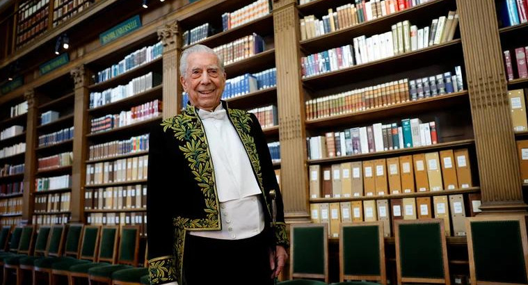 Mario Vargas Llosa en la Academia Francesa. Foto: REUTERS