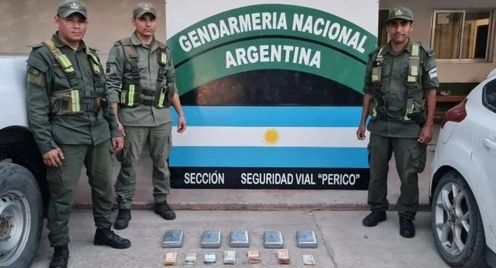Operativo de Gendarmería en Jujuy para detener a un auto con cocaina debajo de niños.