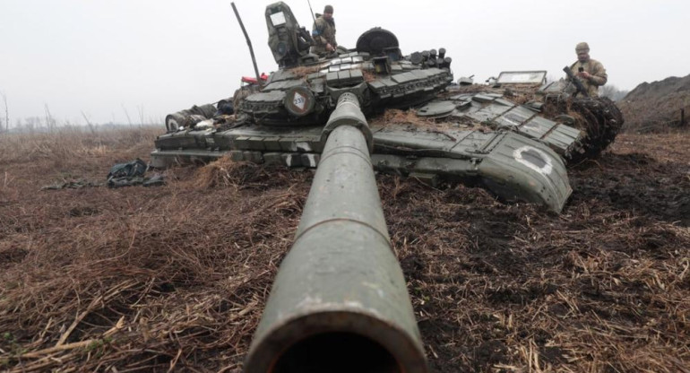 Soldados ucranianos inspeccionan el tanque ruso en el área de Kiev. Foto: EFE.