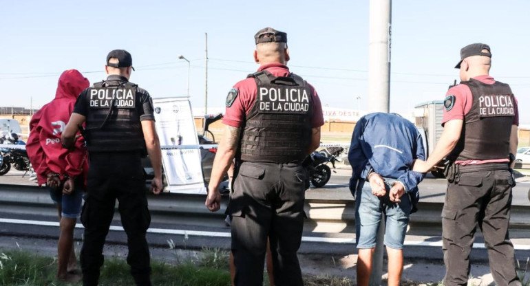 Persecución y detención en Puente La Noria. Foto: Télam
