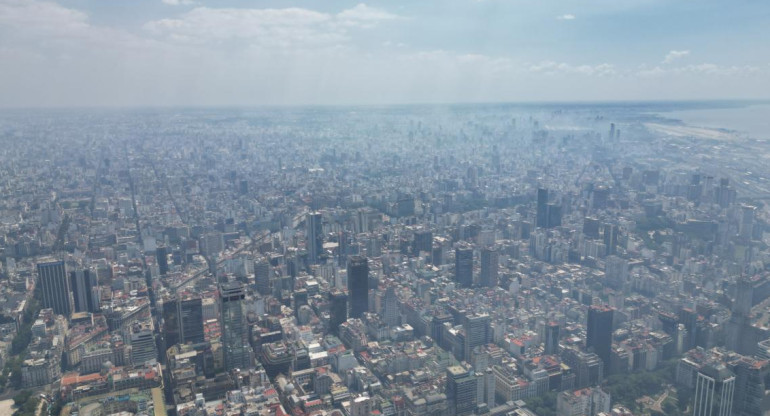 La Ciudad de Buenos Aires afectada por el humo. Foto: Télam
