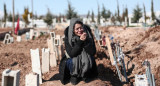 Mujer entre las tumbas. Foto: EFE