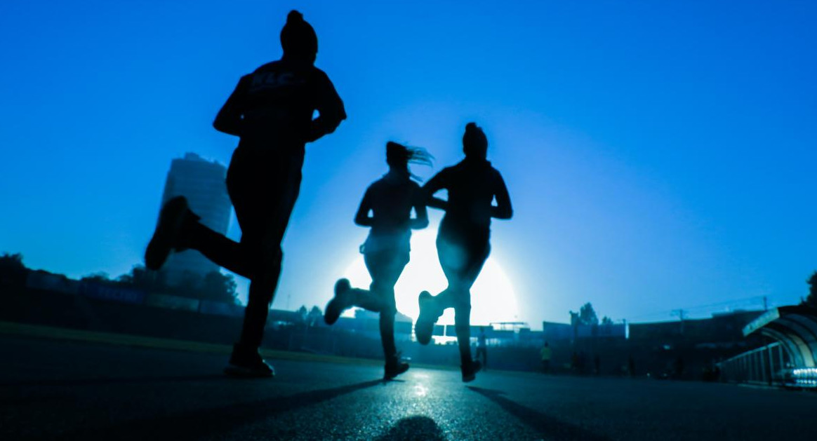 Gente corriendo. Foto Unsplash