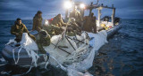 Marineros estadounidenses recuperando el globo espía chino. Foto EFE