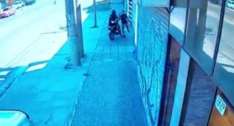 Un policía de civil fue baleado por "motochorros". NA.