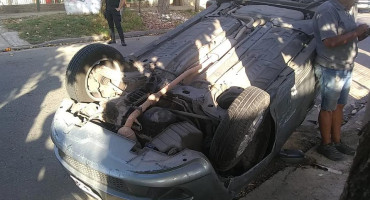 Un Fiat Siena fue protagonista tras chocar contra el auto de los ladrones. Foto: Policía Bonaerense.