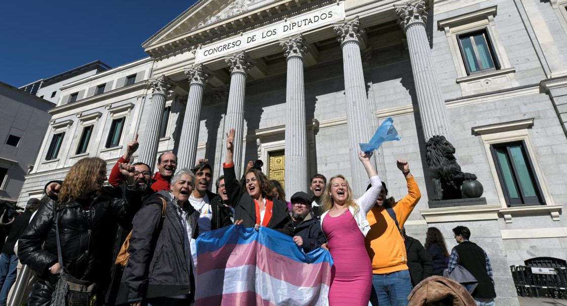 anifestantes contra el aborto se manifiestan frente al Congreso español. Foto Télam
