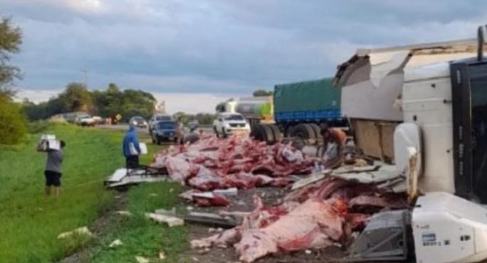 Camión con carne que desbarrancó en Salta. Foto: NA.