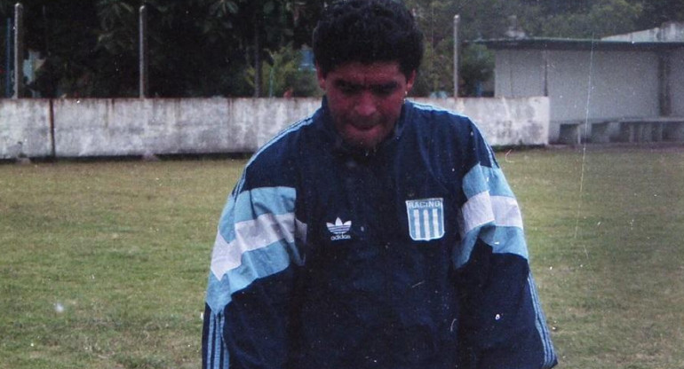 Diego Maradona con indumentaria de Racing 5. Foto: Daniela DAdamo.