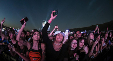 El público emocionado. Cosquín rock. Foto Télam.