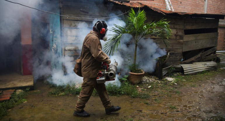 Fumigación masiva para prevenir el dengue. Foto: Reuters.