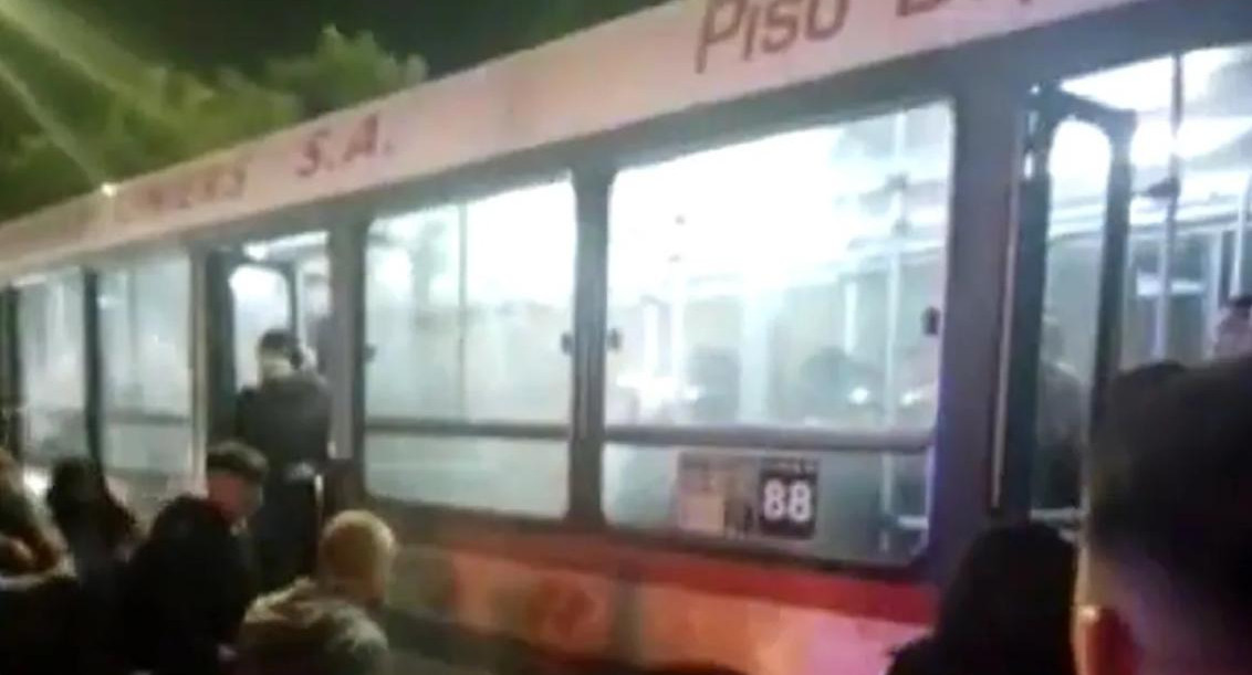 Agente penitenciario borracho disparó contra un colectivo en Isidro Casanova. Foto: Captura de video.