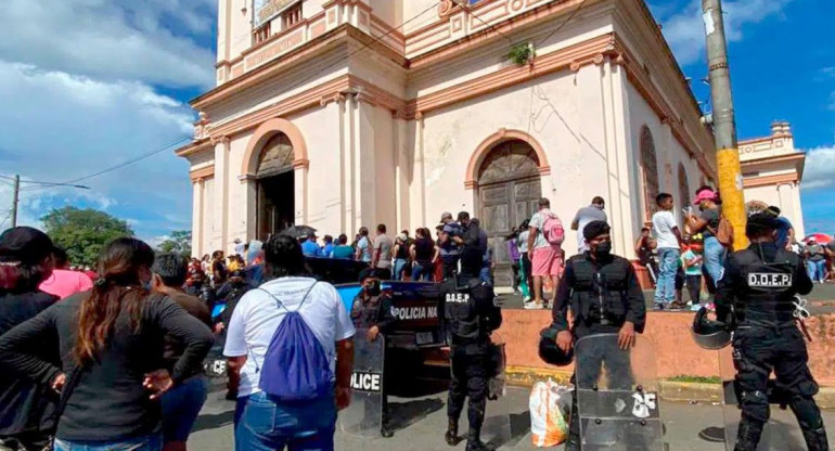 Protestas en las afueras de una iglesia de Nicaragua. Foto: REUTERS