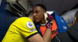 El saludo entre Dibu Martínez y Yerry Mina. Foto: captura de pantalla.