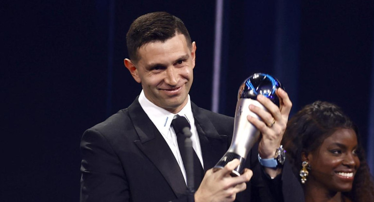 "Dibu" Martínez, elegido mejor arquero del año; Premios The Best. Foto: Reuters.