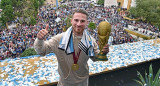 Alexis Mac Allister con la Copa del Mundo. Foto: NA