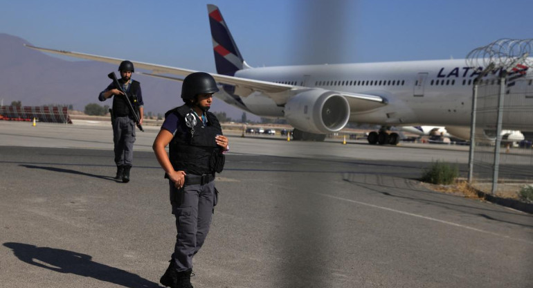Tiroteo en aeropuerto de Chile por intento de robo a un blindado. Foto: REUTERS.