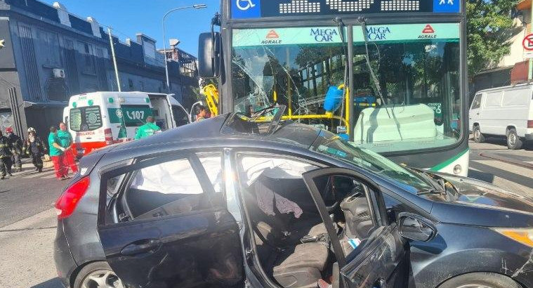 Choque en auto y colectivo. Foto: NA.