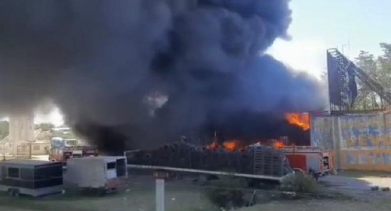 Moreno: se incendió un depósito de neumáticos y seis dotaciones de bomberos trabajan para controlar el fuego