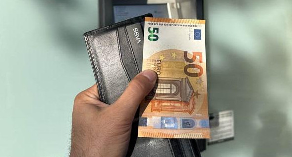 Extracción de dinero en un cajero extranjero. Foto: Gentileza InfoViajera.