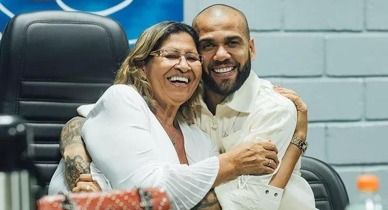 Dani Alves junto a su madre Lucía. Foto: Instagram @mluciaalves.