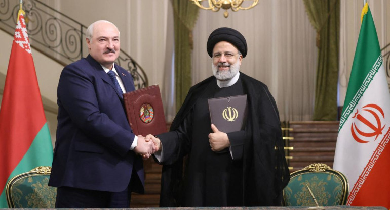 Alexander Lukashenko y Ebrahim Raisi firman un acuerdo. Foto: Reuters. 