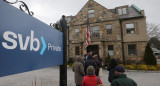  Clientes hacen cola frente a una sucursal del Silicon Valley Bank en Wellesley, Massachusetts, EEUU. 13 de marzo de 2023_ FOTO REUTERS