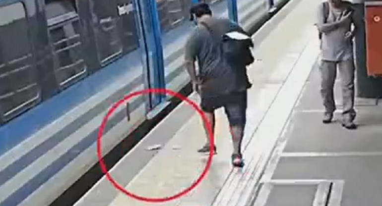 Quiso robar un celular y se le cayó a las vías del tren. Foto: captura video Trenes Argentinos.
