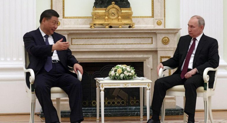 Reunión informal entre Xi Jinping y Vladimir Putin. Foto: Reuters. 