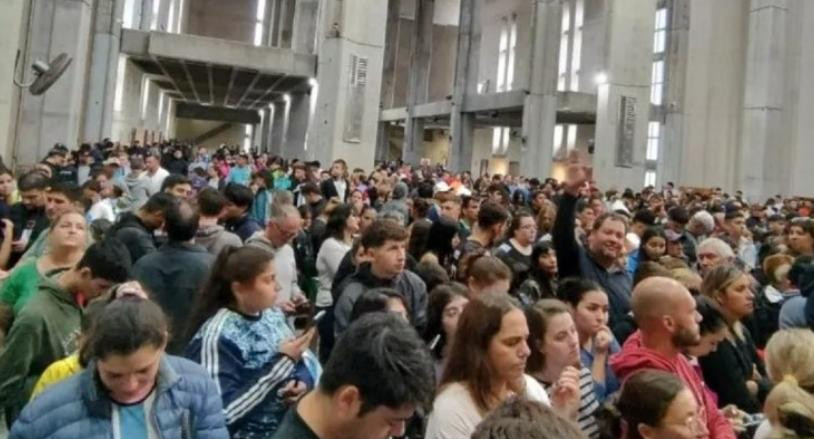 Decenas de personas se acercaron a la Virgen de San Nicolás pensando que estaba Messi. Foto: NA.