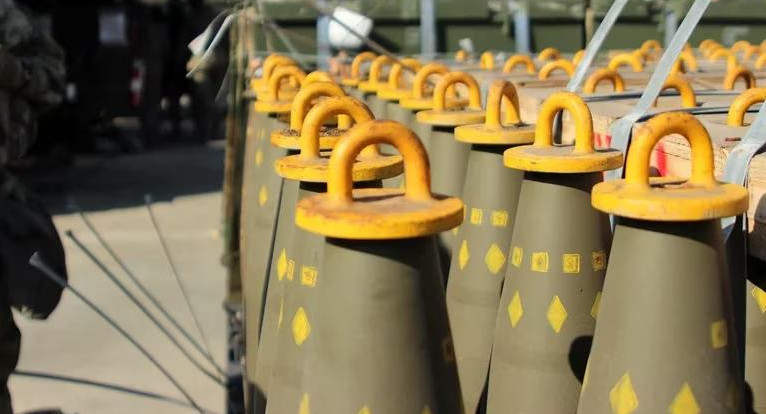 La UE enviará a Ucrania un millón de rondas de municiones de artillería en los próximos 12 meses. Foto: REUTERS