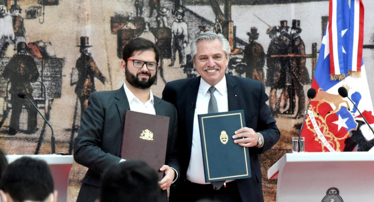 Alberto Fernández y Gabriel Boric. Foto: REUTERS