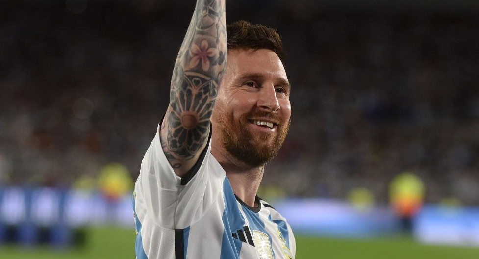 Lionel Messi cumplió y se tatuó el 5 de copas. Foto: NA.
