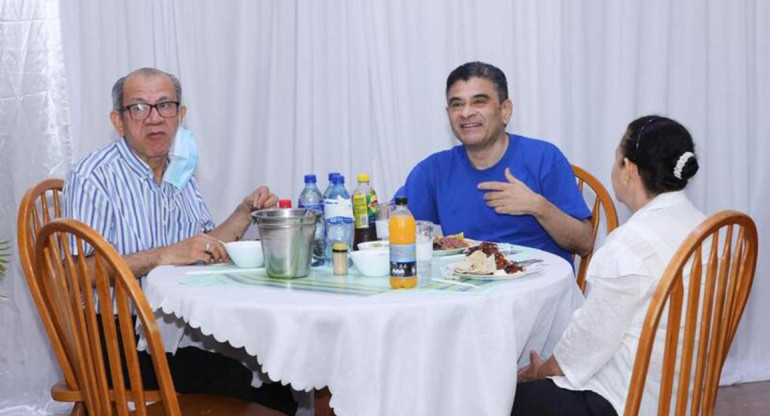 Rolando Álvarez cenando con sus hermanos en el penal. Foto: EFE. 