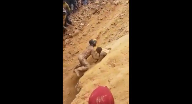 El rescate de una persona en el derrumbe de una mina de Cobalto en El Congo. Foto Captura.