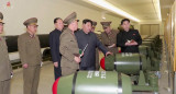 Kim Jong-Un junto a militares de su país observan armas nucleares. Foto: Reuters. 