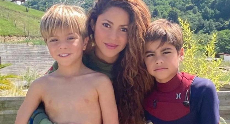 Shakira y sus dos hijos. Foto: NA