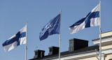 La bandera de Finlandia izada con las otras que pertenecen a miembros de la OTAN. Foto: Reuters.
