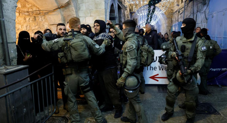 Enfrentamiento entre la Policía de Israel y musulmanes. Foto: REUTERS.